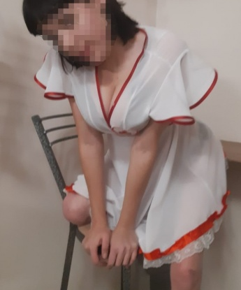 Страстная брюнетка с шаловливыми глазками готова погрузить тебя в мир наслаждений и удовольствия. Приезжай ко мне и ты почувствуешь себя настоящим королем! 8582, 23 года